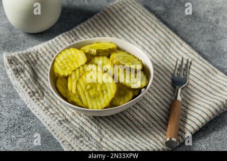 Fette di sottaceto di aneto conservate in casa in una ciotola Foto Stock