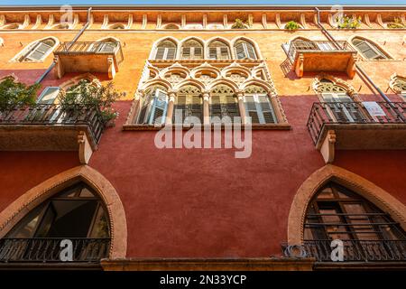 Facciata e dettagli del palazzo quattrocentesco nel centro storico della città medievale di Verona - regione Veneto,Italia,Europa Foto Stock