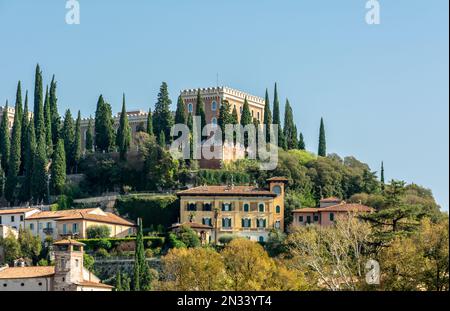 Veduta di Castel San Pietro dalla passeggiata lungo l'Adige - Verona, Veneto nel nord Italia - collina del castello di san pietro Foto Stock