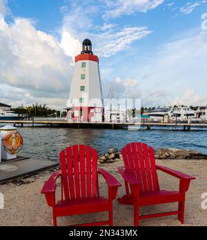 Sedie a sdraio e faro a Marathon, Florida, USA Foto Stock