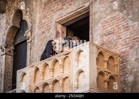 Balcone di Giulietta - casa-museo di Giulietta, descritto da William Shakespeare - centro storico di Verona, Veneto, Italia settentrionale - Europa Foto Stock