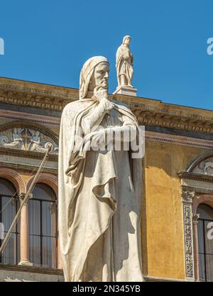Statua in marmo di Dante Alighieri, il maggiore poeta italiano in Piazza dei Signori, Verona, Veneto, Italia settentrionale, Europa Foto Stock
