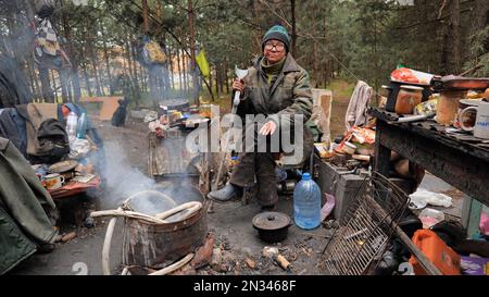 Minsk, Bielorussia - 15 maggio 2021: Capanne mendicanti di senzatetto vicino alla discarica. Foto Stock