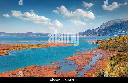 Veduta aerea del Parco Nazionale di Butrint con il Castello di Ali Pasha di Butrint. Spettacolare scena mattutina di Albania, Europa. Colorato mare Ionio. Foto Stock
