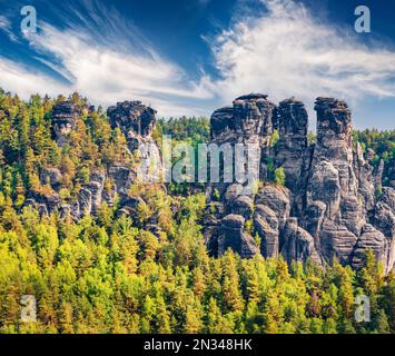 Sole mattina vista sulla scogliera di arenaria nel Parco Nazionale della Svizzera Sassone. Splendida scena primaverile di Germania, Sassonia, Europa. Bellezza della natura concetto b Foto Stock