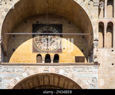 Dettagli della facciata del Duomo di Verona è una delle principali chiese cattoliche della città. Costruito nel 1187 in stile romanico e rinascimentale Foto Stock