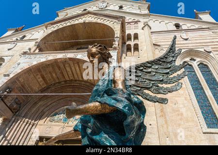 Angelo blu nella parte anteriore del Duomo di Verona, scultura in bronzo di Albano Poli, 2015, provincia di Verona, regione Veneto, Italia Foto Stock