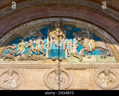 Dettagli della facciata del Duomo di Verona è una delle principali chiese cattoliche della città. Costruito nel 1187 in stile romanico e rinascimentale Foto Stock