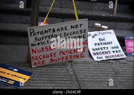 Il 7th febbraio 2023 gli infermieri hanno tenuto un altro sciopero in Inghilterra, chiedendo un aumento della retribuzione e migliori condizioni di lavoro. Sulla linea picket all'Università C. Foto Stock