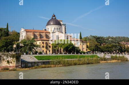 Veduta della Chiesa di San Giorgio in Braida: Fondata nel 1046 come monastero benedettino - Verona, Veneto nel nord Italia, Europa Foto Stock