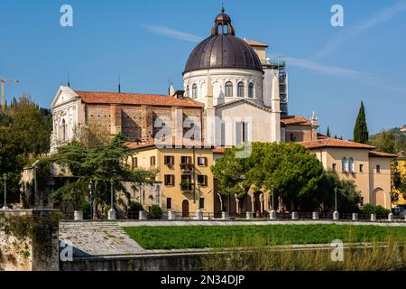 Veduta della Chiesa di San Giorgio in Braida: Fondata nel 1046 come monastero benedettino - Verona, Veneto nel nord Italia, Europa Foto Stock