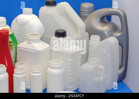 Nuove confezioni di bottiglie in plastica bianca di varie dimensioni e forme Foto Stock