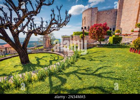 Inizio primavera in Albania. Luminosa vista mattutina del Castello di Kruja. Bellissimo paesaggio di Albania, Europa. Concetto di viaggio sfondo. Foto Stock