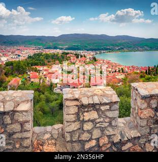 Veduta aerea della città di Ohrid dalle mura della Fortezza di Samuele. Colorata scena mattutina del lago di Ohrid, Macedonia settentrionale, Europa. Concetto di viaggio Foto Stock