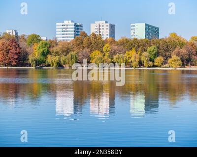 Appartamenti sopra IOR o Titan parco a Bucarest, Romania. Lago Titan. Foto Stock