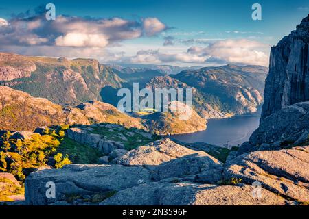 Veduta aerea estiva del fiordo di Lysefjorden, situato nella zona di Ryfylke. Scena mattutina mozzafiato di Norvegia, Europa. Bellezza della natura concetto backgroun Foto Stock