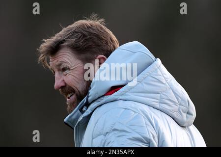 Cardiff, Regno Unito. 07th Feb, 2023. Mike Forshaw, allenatore di difesa della squadra di rugby del Galles, guarda durante la sessione di allenamento di rugby del Galles, vale of Glamorgan, martedì 7th febbraio 2023. La squadra si prepara per la partita di campionato Guinness Six Nations contro la Scozia questo fine settimana. pic di Andrew Orchard/Andrew Orchard SPORTS photography/Alamy Live News Credit: Andrew Orchard SPORTS photography/Alamy Live News Foto Stock