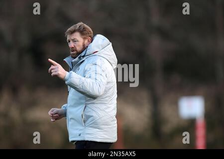 Cardiff, Regno Unito. 07th Feb, 2023. Mike Forshaw, allenatore di difesa della squadra di rugby del Galles, guarda durante la sessione di allenamento di rugby del Galles, vale of Glamorgan, martedì 7th febbraio 2023. La squadra si prepara per la partita di campionato Guinness Six Nations contro la Scozia questo fine settimana. pic di Andrew Orchard/Andrew Orchard SPORTS photography/Alamy Live News Credit: Andrew Orchard SPORTS photography/Alamy Live News Foto Stock