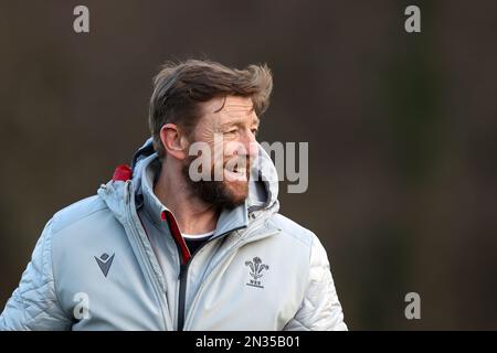 Cardiff, Regno Unito. 07th Feb, 2023. Mike Forshaw, allenatore di difesa della squadra di rugby del Galles, guarda durante la sessione di allenamento di rugby del Galles, vale of Glamorgan, martedì 7th febbraio 2023. La squadra si prepara per la partita di campionato Guinness Six Nations contro la Scozia questo fine settimana. pic di Andrew Orchard/Andrew Orchard SPORTS photography/Alamy Live News Credit: Andrew Orchard SPORTS photography/Alamy Live News Foto Stock