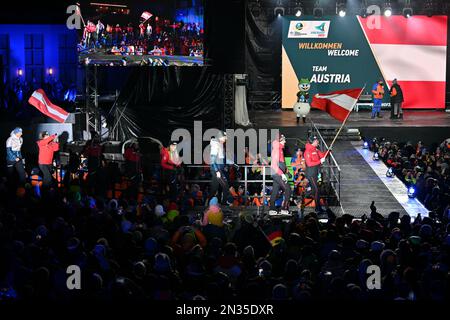 Oberhof, Germania. 07th Feb, 2023. Gli atleti austriaci arrivano alla cerimonia di apertura in occasione dei Campionati Mondiali di Biathlon. Credit: Martin Schutt/dpa/Alamy Live News Foto Stock