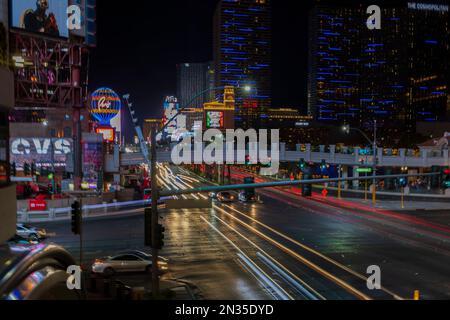 Splendidi tracciati fuori fuoco di Strip Road. Vista notturna sulla città di Las Vegas. Nevada, Las Vegas. Foto Stock