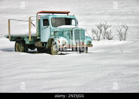 Vecchio jugoslavo fatto camion nella neve Foto Stock