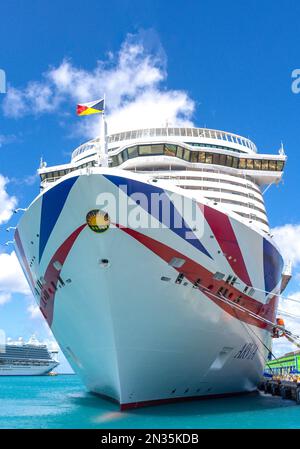 Nave da crociera P&o Arvia ormeggiata al molo, Bridgetown, St Michael Parish, Barbados, piccole Antille, Caraibi Foto Stock