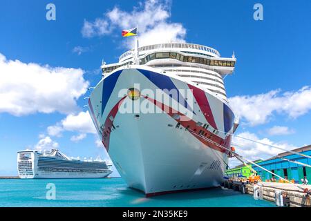 Nave da crociera P&o Arvia ormeggiata al molo, Bridgetown, St Michael Parish, Barbados, piccole Antille, Caraibi Foto Stock