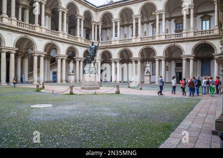 MILANO, ITALIA - 15 MAGGIO 2018: Si tratta di turisti non identificati nel cortile della Pinacoteca Brera. Foto Stock