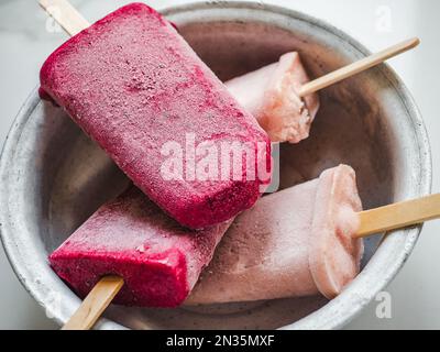 Gelato fatto in casa e luminoso sul tavolo Foto Stock