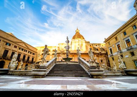 Fontana Pretoria è una fontana monumentale situata in Piazza Pretoria, nel centro storico di Palermo. La fontana fu originariamente costruita nel 1544 a Firenze da Francesco Camilliani, ma fu venduta, trasferita e riassemblata a Palermo nel 1574. -Sicilia, Italia Foto Stock