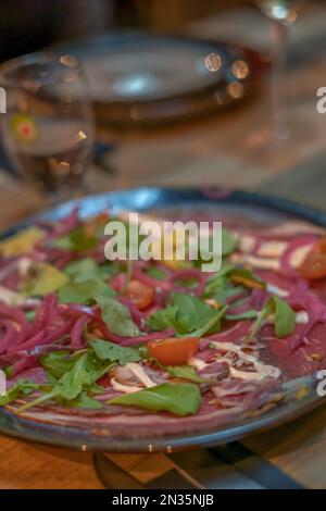 Un colpo verticale di una pizza con pancetta ed erbe fresche Foto Stock