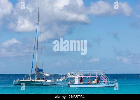 Barca con fondo in vetro e catamarano a Bayshore Beach, Carlisle Bay, Bridgetown, St Michael Parish, Barbados, Antille minori, Caraibi Foto Stock