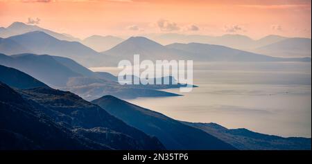 Grande paesaggio aereo della costa adriatica dell'Albania. Fantastica vista estiva dal passo di Llogara, Albania, Europa. Bellezza della natura concetto sfondo. Foto Stock