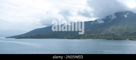 Foto panoramica di Ilha Bela in una giornata nuvolosa. Destinazione turistica sulla costa di San Paolo in Brasile. Foto Stock