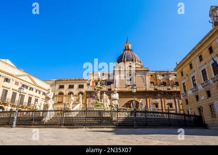 Fontana Pretoria è una fontana monumentale situata in Piazza Pretoria, nel centro storico di Palermo. La fontana fu originariamente costruita nel 1544 a Firenze da Francesco Camilliani, ma fu venduta, trasferita e riassemblata a Palermo nel 1574. -Sicilia, Italia Foto Stock