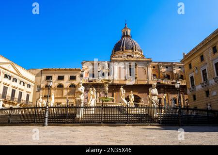 Fontana Pretoria è una fontana monumentale situata in Piazza Pretoria, nel centro storico di Palermo. La fontana fu originariamente costruita nel 1544 a Firenze da Francesco Camilliani, ma fu venduta, trasferita e riassemblata a Palermo nel 1574. -Sicilia, Italia Foto Stock