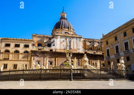 Fontana Pretoria è una fontana monumentale situata in Piazza Pretoria, nel centro storico di Palermo. La fontana fu originariamente costruita nel 1544 a Firenze da Francesco Camilliani, ma fu venduta, trasferita e riassemblata a Palermo nel 1574. -Sicilia, Italia Foto Stock