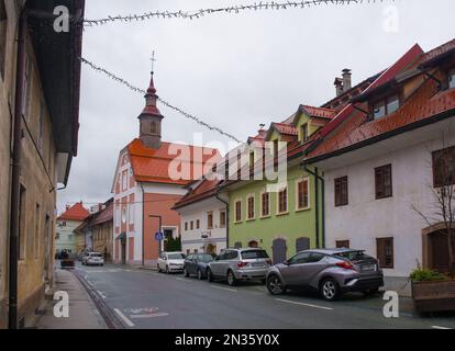 Skofja Loka, Slovenia - Dicembre 10th 2022. La storica via Spodnji Trg a Skofja Loka a Gorenjska, Slovenia. Foto Stock