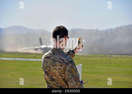 STATI UNITI Air Force Captain controlla la velocità e la direzione del vento come C-17s da Travis AFB pratica atterraggio / decolli sulla pista di atterraggio, Fort Hunter Liggett, Calif Foto Stock