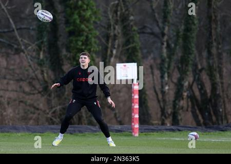 Cardiff, Regno Unito. 07th Feb, 2023. Joe Hawkins del Galles durante la sessione di rugby del Galles, vale of Glamorgan martedì 7th febbraio 2023. La squadra si prepara per la partita di campionato Guinness Six Nations contro la Scozia questo fine settimana. pic di Andrew Orchard/Andrew Orchard SPORTS photography/Alamy Live News Credit: Andrew Orchard SPORTS photography/Alamy Live News Foto Stock