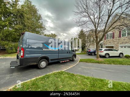 Basking Ridge, NJ, 10-09-2021: Amazon prime van è parcheggiato in uno sviluppo residenziale come il conducente sta facendo una consegna. Foto Stock