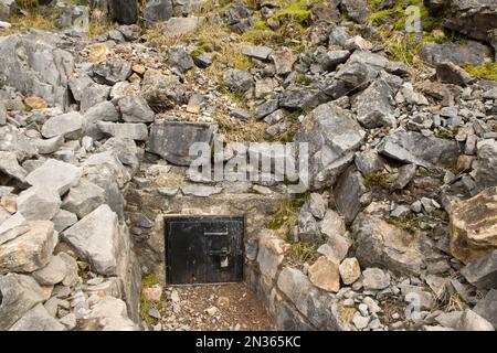 Una porta di ferro sicura nella cava di pietra calcarea di Penwyllt in disuso per impedire agli esploratori non esperti di rimanere intrappolati Foto Stock