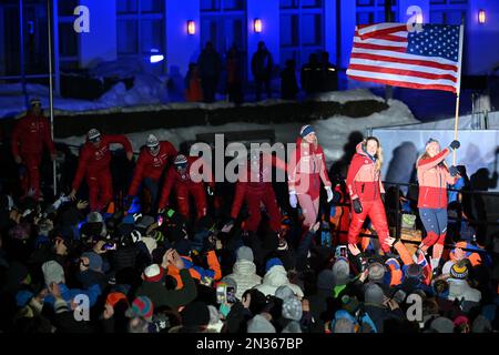 Oberhof, Germania. 07th Feb, 2023. Atleti provenienti dagli Stati Uniti arrivano alla cerimonia di apertura in occasione dei Campionati Mondiali di Biathlon. Credit: Martin Schutt/dpa/Alamy Live News Foto Stock