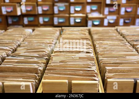 Schede catalogo biblioteca in vecchia scatola di legno. Archivio file, cassetti aperti con documenti cartacei, concetto di database Foto Stock