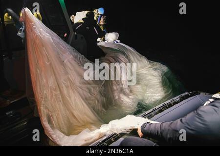 I marinai assegnati al gruppo 2 di smaltimento delle Ordinanze esplosive recuperano una mongolfiera di sorveglianza ad alta quota al largo della costa di Myrtle Beach, South Carolina, 5 febbraio 2023. EODGRU 2 è una parte fondamentale della forza di combattimento navale che elimina i pericoli esplosivi per fornire accesso alle aree negate; assicura il dominio sottomarino per la libertà di movimento; costruisce e promuove relazioni con partner di fiducia e protegge la patria. Sotto la direzione del presidente degli Stati Uniti e con il pieno sostegno del governo del Canada, aerei da combattimento statunitensi sotto gli Stati Uniti Northern Command Authority Foto Stock