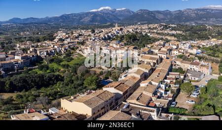 Campanet villaggio con la Sierra de Tramuntana innevata sullo sfondo, Maiorca, Isole Baleari, Spagna Foto Stock