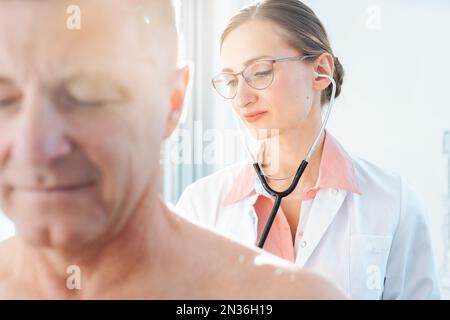 Esame medico paziente con uno stetoscopio Foto Stock