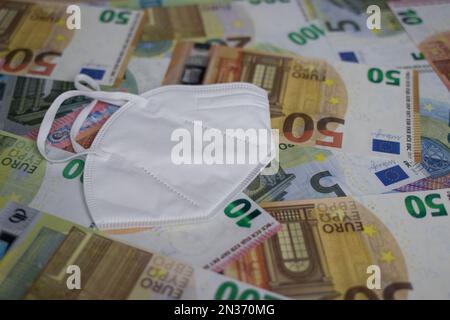 la maschera facciale si trova sulle banconote in euro Foto Stock