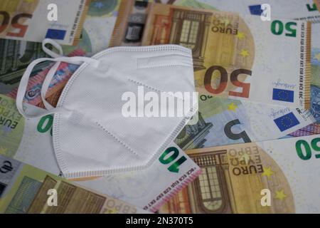 la maschera facciale si trova sulle banconote in euro Foto Stock